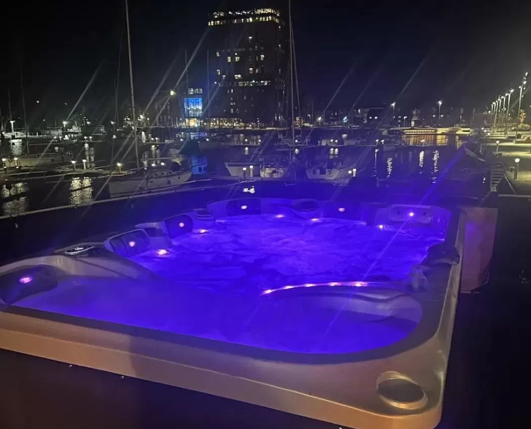 Norrbyskär HouseBoat with a view! Västerås med Jacuzzi
